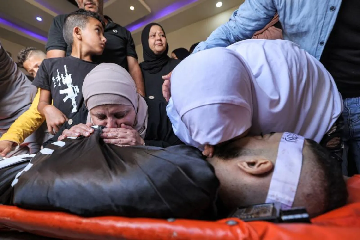 والدة الفلسطيني براء لحلوح وهو واحد من ثلاثة فلسطينيين قتلتهم القوات الإسرائيلية في جنين (أ.ف.ب)