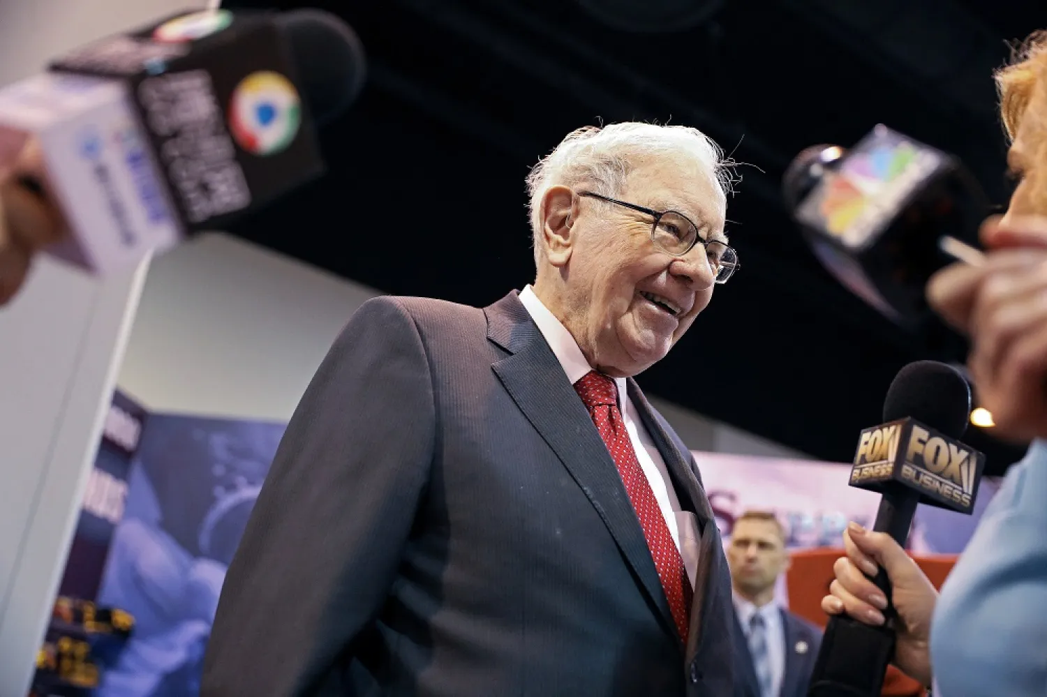Berkshire Hathaway Chairman Warren Buffett walks through the exhibit hall as shareholders gather to hear from the billionaire investor at Berkshire Hathaway Inc's annual shareholder meeting in Omaha, Nebraska, US, May 4, 2019. (Reuters)