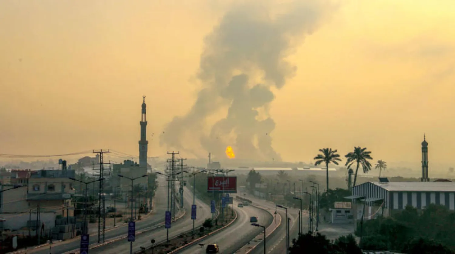 ألسنة دخان تتصاعد عقب غارة إسرائيلية جنوب مدينة غزة أمس (أ.ف.ب)