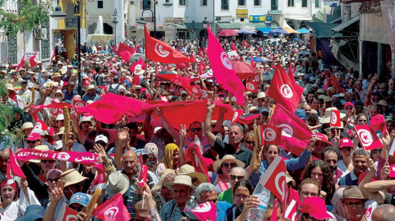 جانب من المظاهرات التي شهدتها شوارع العاصمة أمس رفضاً للاستفتاء على الدستور (رويترز)