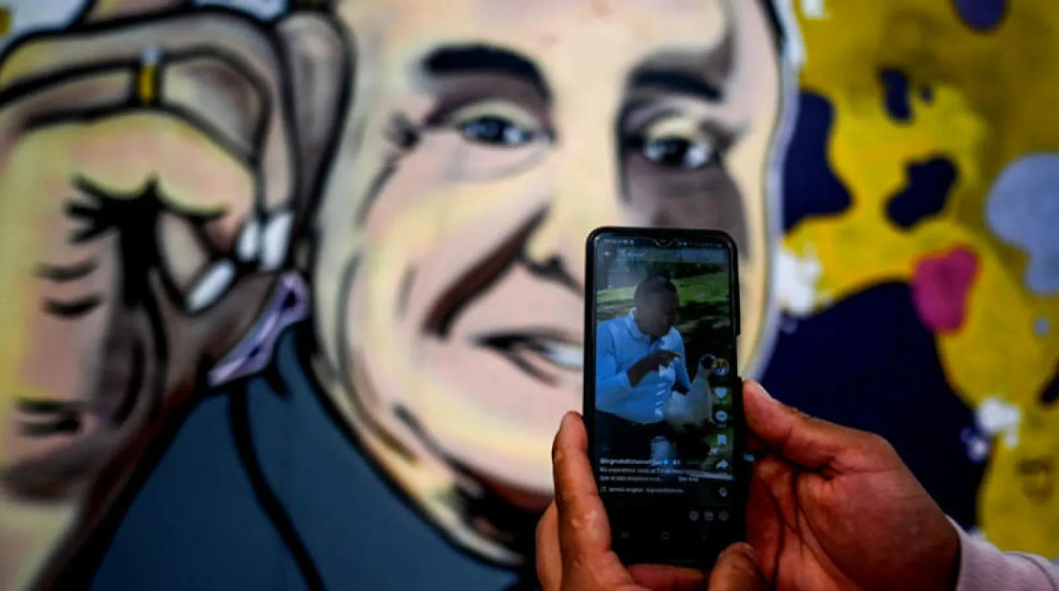 الرئيس الكولومبي اطلق حملة ضد الفساد استعمل فيها المداعبة وروح النكتة بنجاح على تيك توك خلال المنافسة الرئآسية(ا.ف.ب)