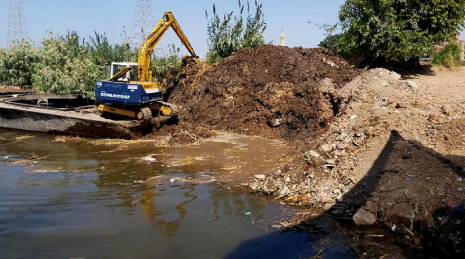 جانب من عمليات وقف التعديات على مجرى نهر النيل (وزارة الموارد المائية)