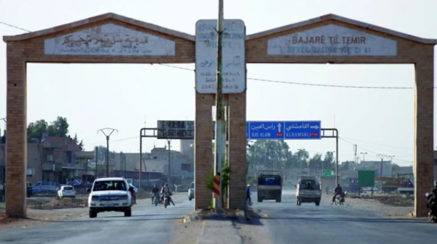 10 جون کے دن حسکہ کے دیہی علاقوں میں "سیرین ڈیموکریٹک فورسز" کے زیر کنٹرول قصبے تل تمر کے داخلی راستہ کو دیکھا جا سکتا ہے (رائٹرز)