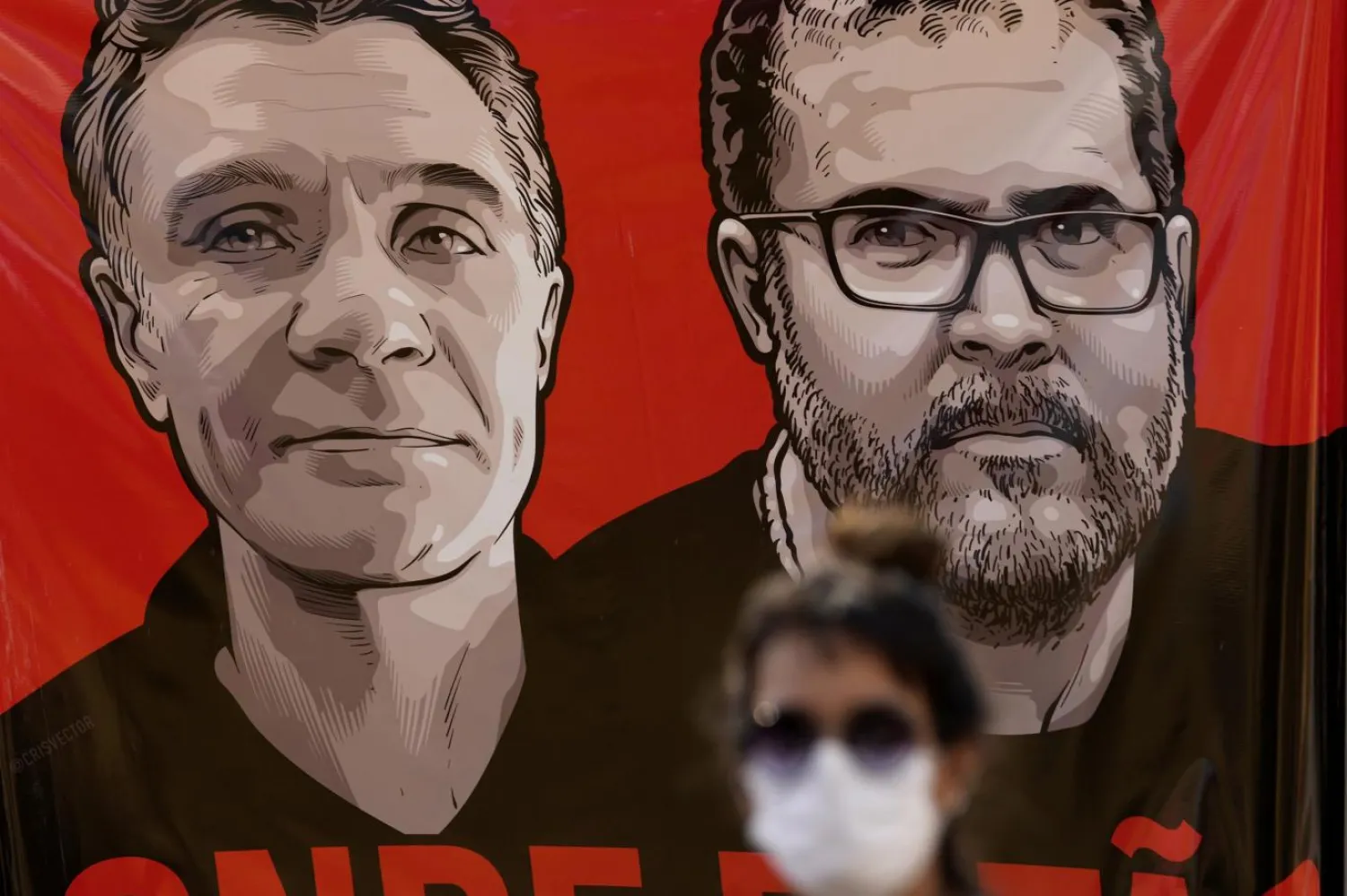 Dom Phillips (solda) ve Bruno Pereira'yı gösteren bir pankart (AP)

