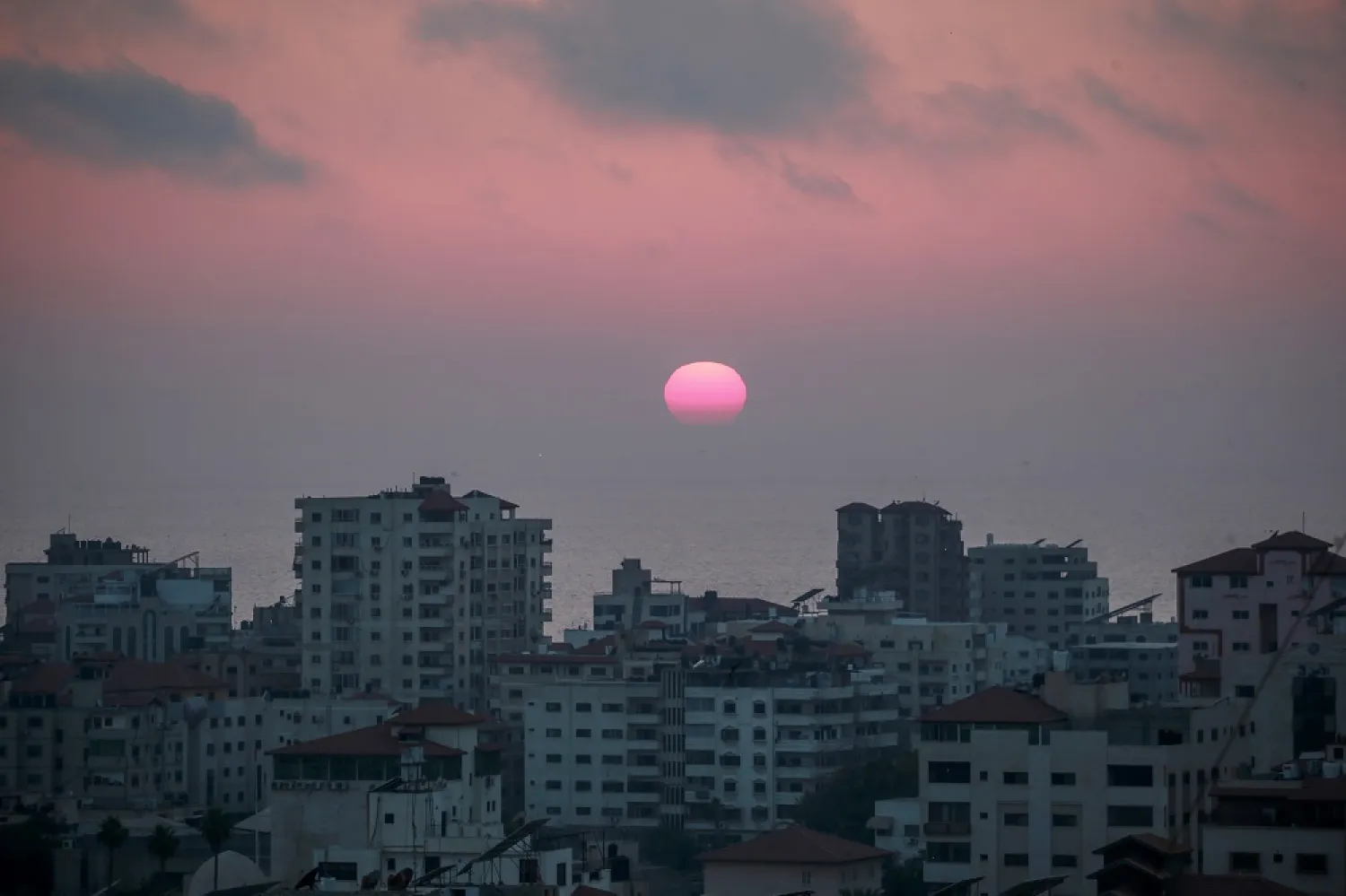 A general view on the setting sun, in Gaza City, 29 May 2022. (EPA)