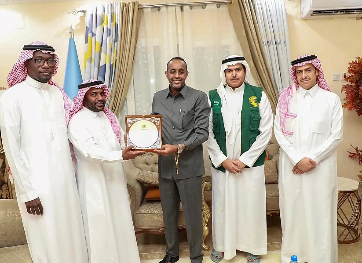 Somali Prime Minister Mohamed Hussein Robley awarded the Medal of Honor to KSrelief for its distinguished efforts in providing urgent humanitarian and relief assistance in his country. (SPA)