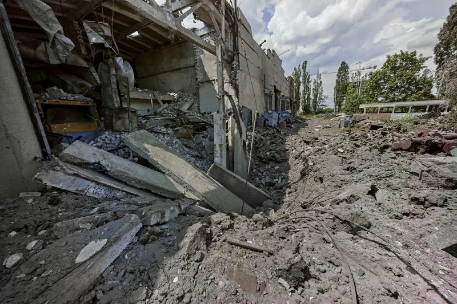 مستودع ترام مدمر بعد قصفه مؤخراً في خاركيف (إ.ب.أ)