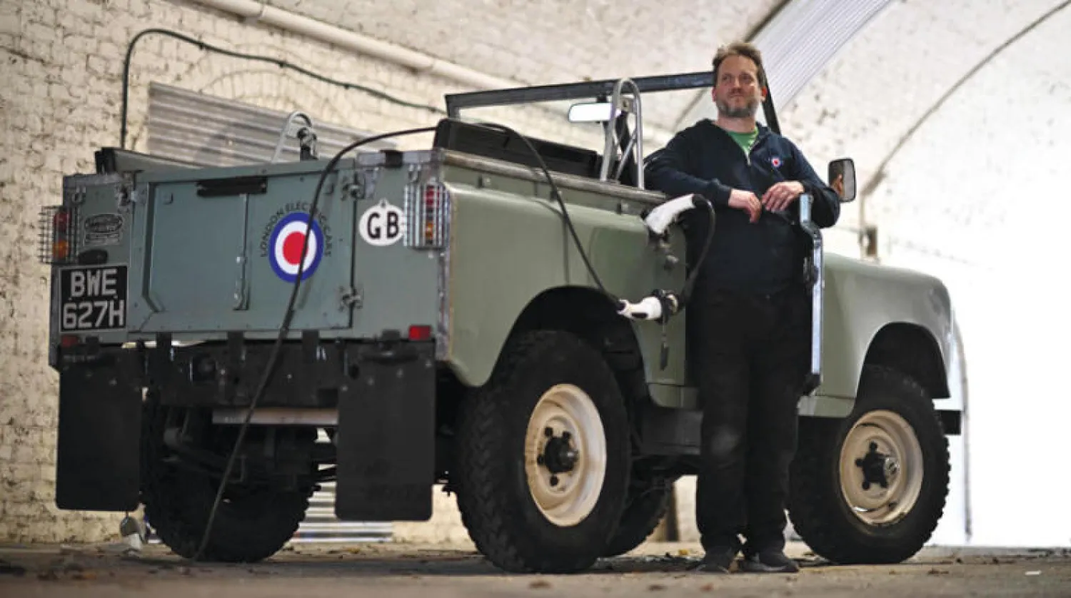 ماثيو كويتر يقف أمام سيارة «لاند روفر سيريز 2 أ» (أ.ف.ب)