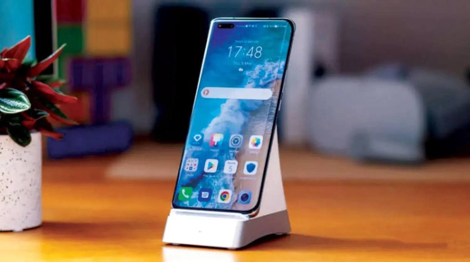 الهاتف يتمتع بسرعات شحن لاسلكية فائقة
