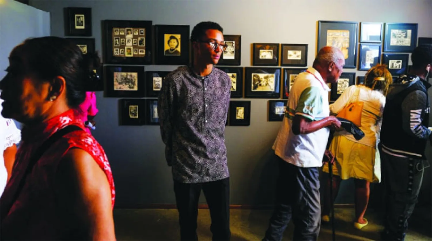 زائرو معرض الفنان توان أندرو نغوين بعنوان «شبح الأسلاف يصبحون» (نيويورك تايمز)