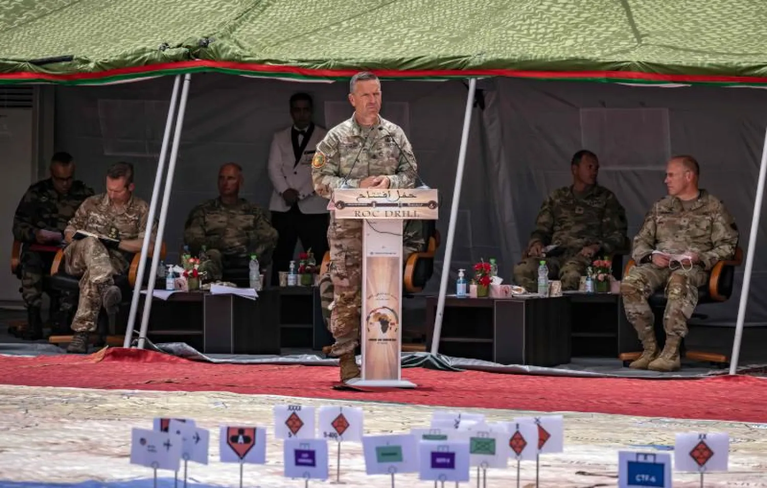نائب القائد العام للقوات الأميركية في أفريقيا الميجر جنرال أندرو روهلينغ يلقي كلمة في افتتاح «الأسد الأفريقي 2022» (أ.ف.ب)