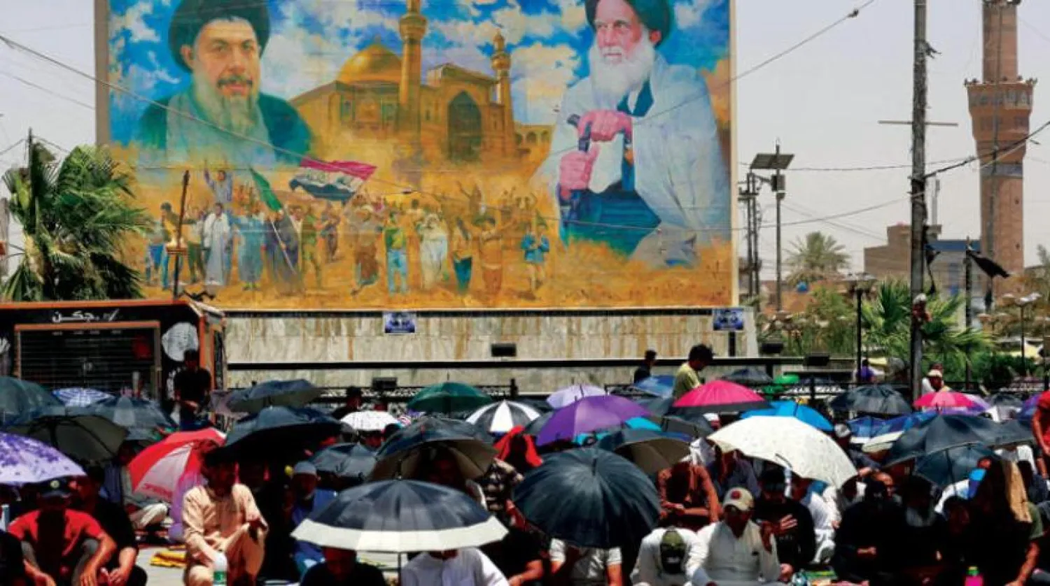 Sadr Hareketi’nin destekçileri Sadr şehrinde Cuma namazı kılarken. (AFP)  