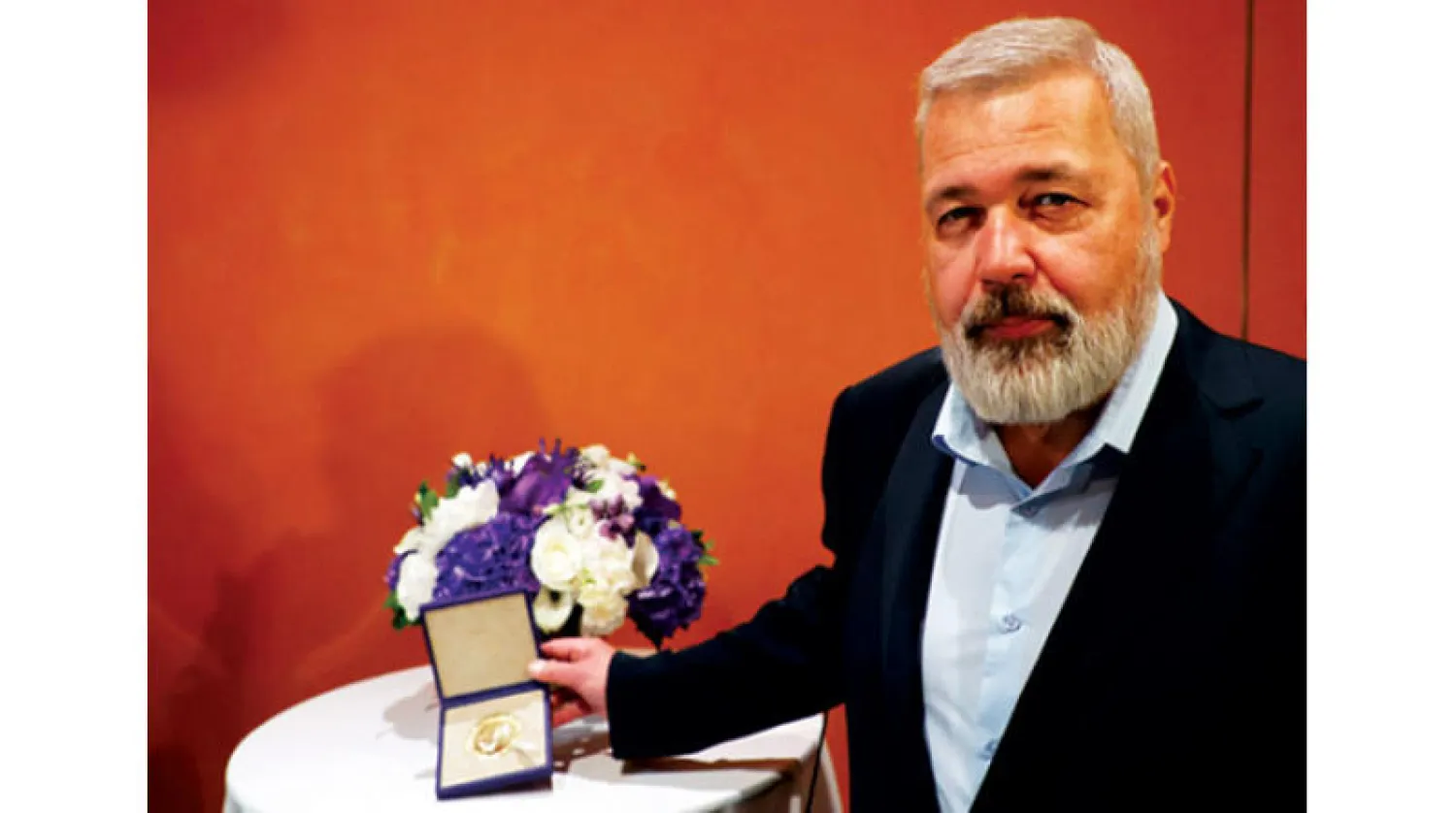 موراتوف مع جائزة نوبل  (إ.ب.أ)