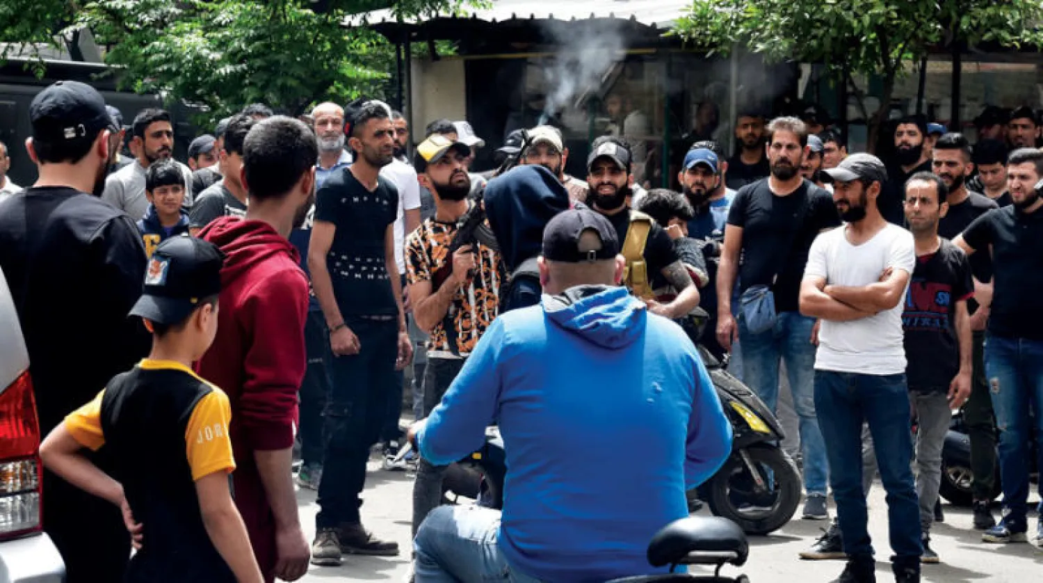 غاضبون في طرابلس خلال تشييع عدد من ضحايا المركب الغارق في 25 أبريل الماضي (إ.ب.أ)