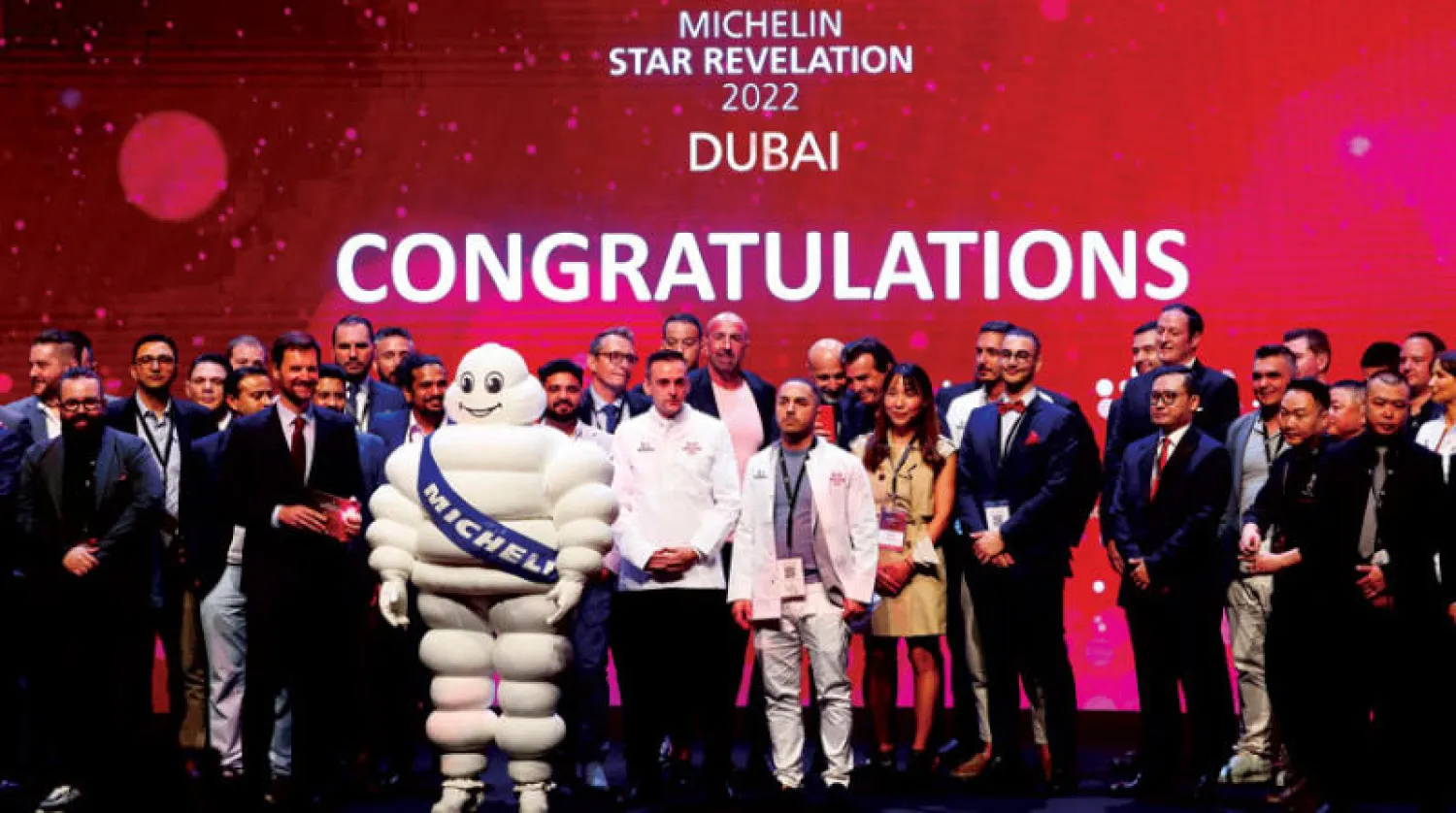 طهاة ومالكون على المسرح خلال حفل توزيع جوائز «ذا بيب غورمان» في دبي (أ.ف.ب)