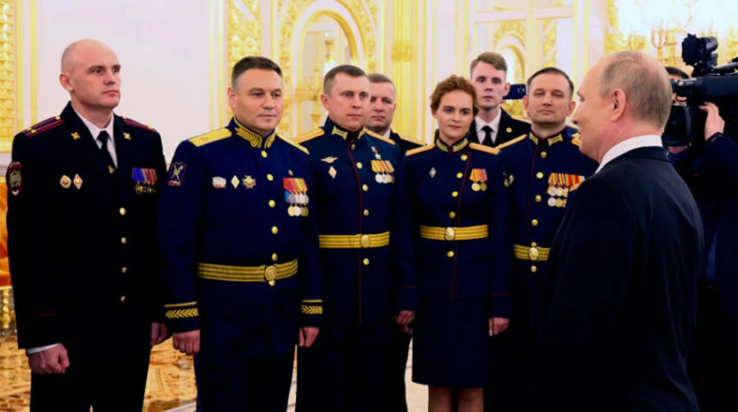 بوتين خلال لقائه خريجي الأكاديميات العسكرية في موسكو أمس (أ.ب)