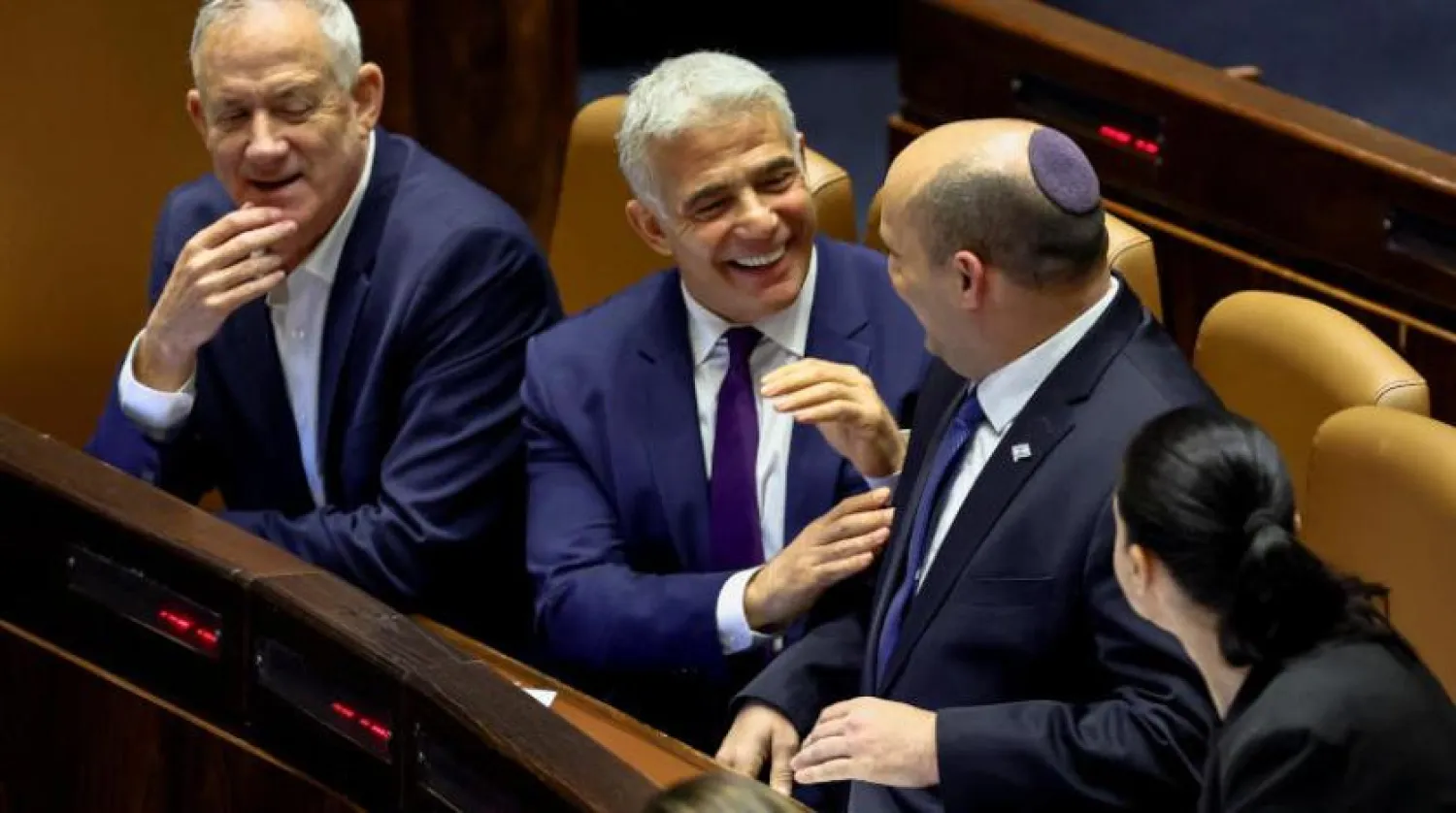 İsrail Savunma Bakanı Benny Gantz, Dışişleri Bakanı Yair Lapid ve Başbakan Naftali Bennett’in Knesset'te yan yana çekilen bir fotoğrafı (Reuters)