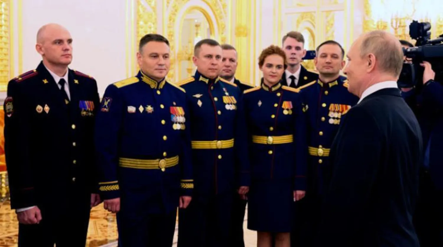 Putin dün Moskova'da askeri okul mezunlarıyla görüştü (AP)