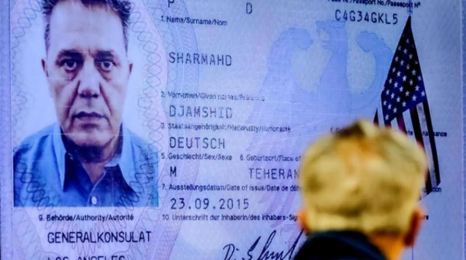 İran yargısı tarafından yayınlanan Şarmehd’in fotoğrafında, Tahran'daki bir mahkeme salonunda, ekranda Almanya pasaportunda yer alan ABD vizesi görülüyor.