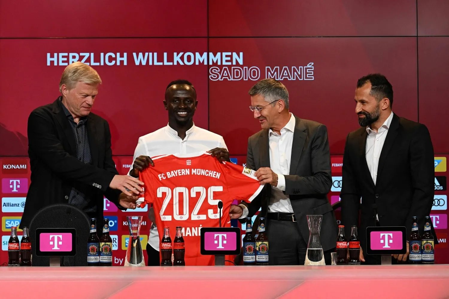 Bayern Munich's Senegalese new forward Sadio Mané (2L) with his jersey poses next to Bayern Munich CEO Oliver Kahn (L), President Herbert Hainer (2ndR) and Sporting Director Hasan Salihamidžić during a press conference after he signed a three-year deal with German first division football club FC Bayern Munich, in Munich, southern Germany, on June 22, 2022.(AFP)