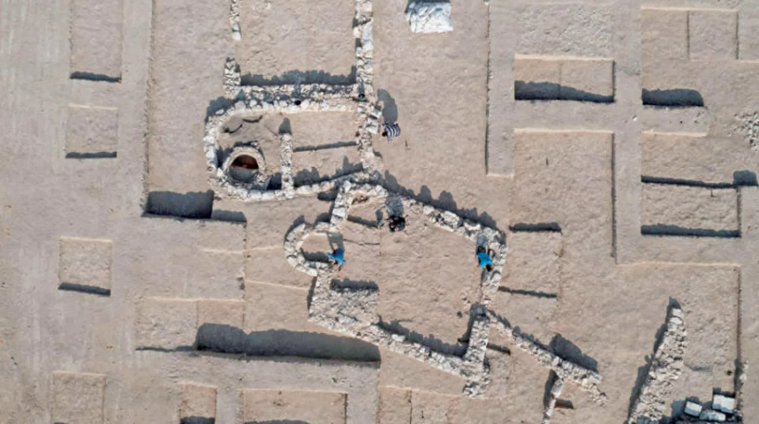 عمال الآثار يعملون في موقع اكتُشفت به آثار مسجد قديم كبير عمره 1200 سنة (أ.ف.ب)