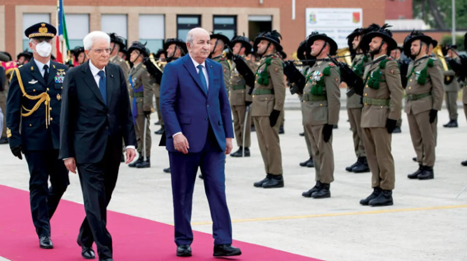 الرئيس الجزائري عبد المجيد تبون رفقة نظيره الإيطالي خلال زيارته الأخيرة إلى إيطاليا (إ.ب.أ)