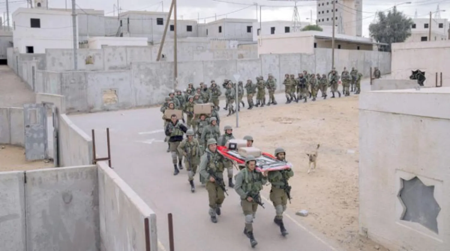 İsrail'in güneyinde yer alan, duvar resimleri ve ölen savaşçıların posterleri ile dekore edilmiş 500 bina ve dar sokakları ile ‘Mini Gazze’ olarak bilinen Tze'elim Askeri Üssü’ünde yapılan bir şehir savaşının tatbikatı (AP)