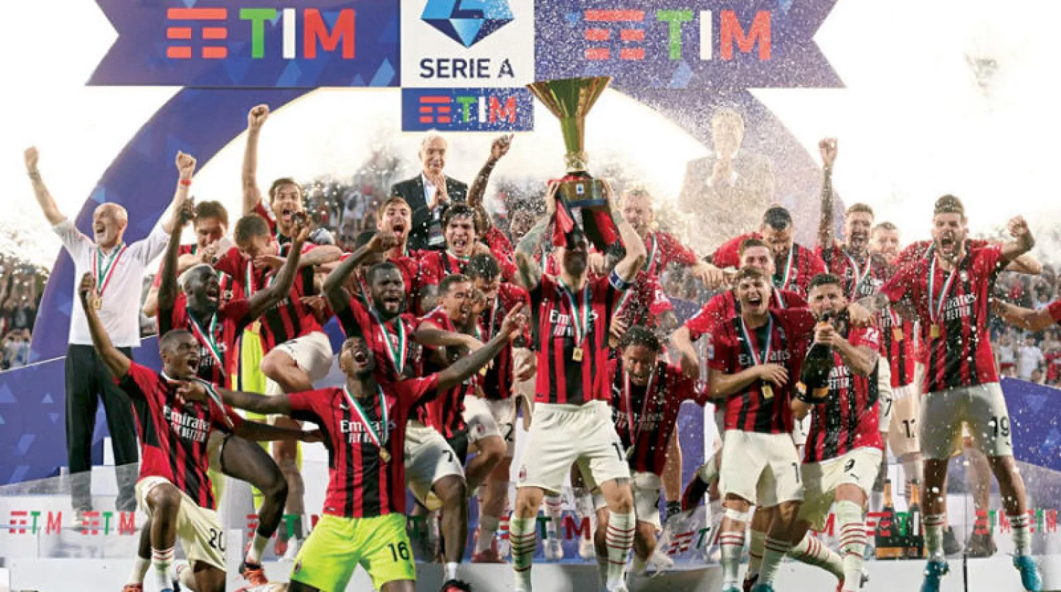 ميلان يأمل في الاحتفاظ بلقبه موسماً آخر (رويترز)