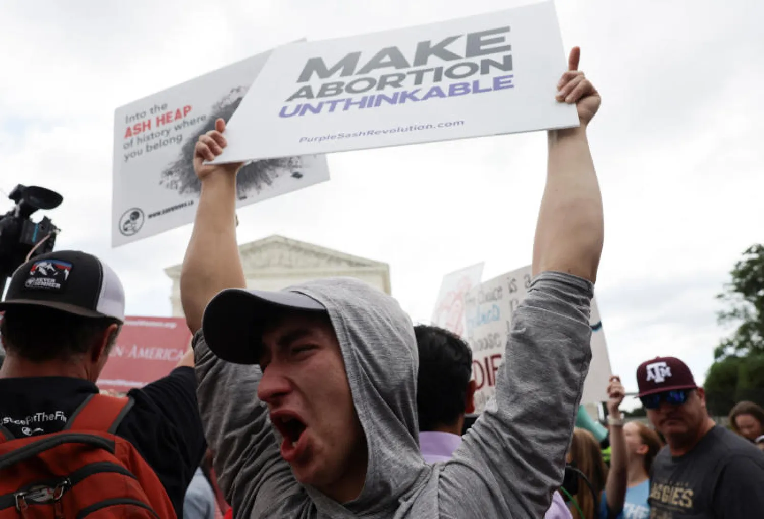 متظاهرون مناهضون للإجهاض خارج المحكمة العليا في واشنطن (رويترز)