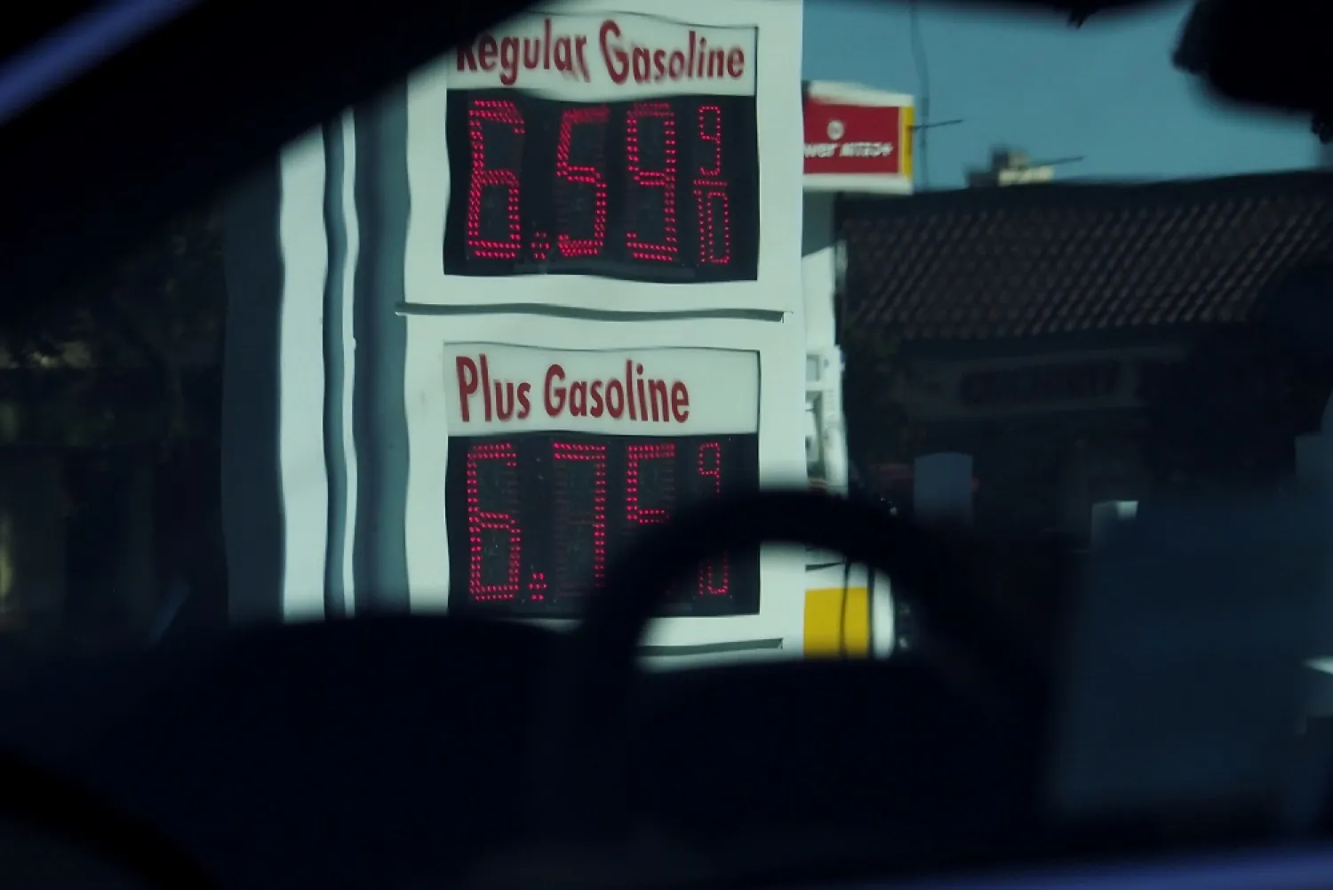 Gasoline prices at a Shell Oil station in Newark, California, US, 23 June 2022. (EPA)