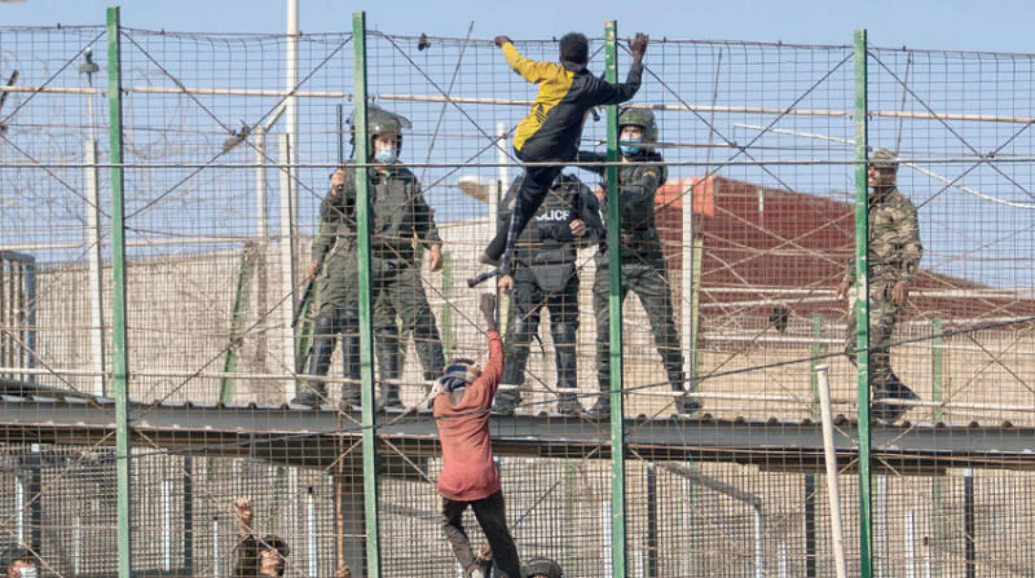 مهاجرون يقتحمون سياج مليلية