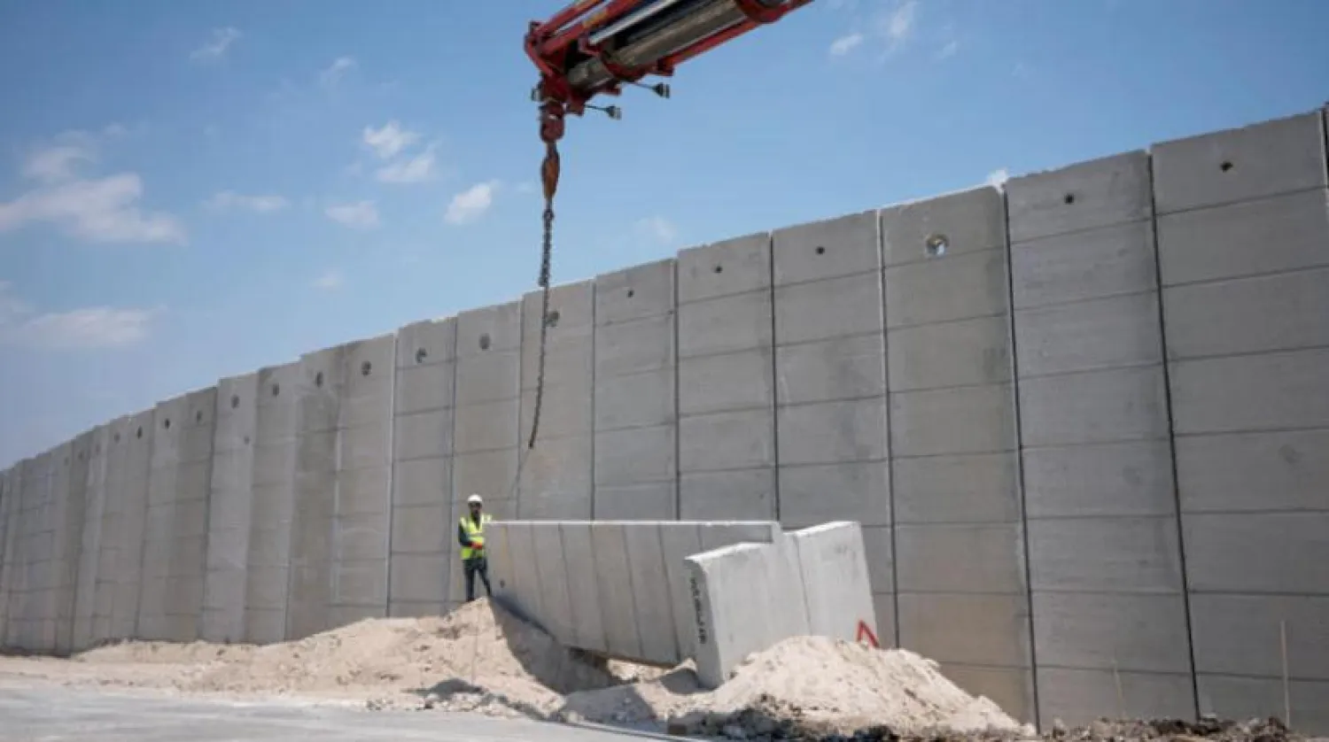 Arap köyü Salim yakınlarında, Batı Şeria ile İsrail arasındaki sınır çitinin yerine 9 metre yüksekliğinde beton duvar örülüyor. (AP)