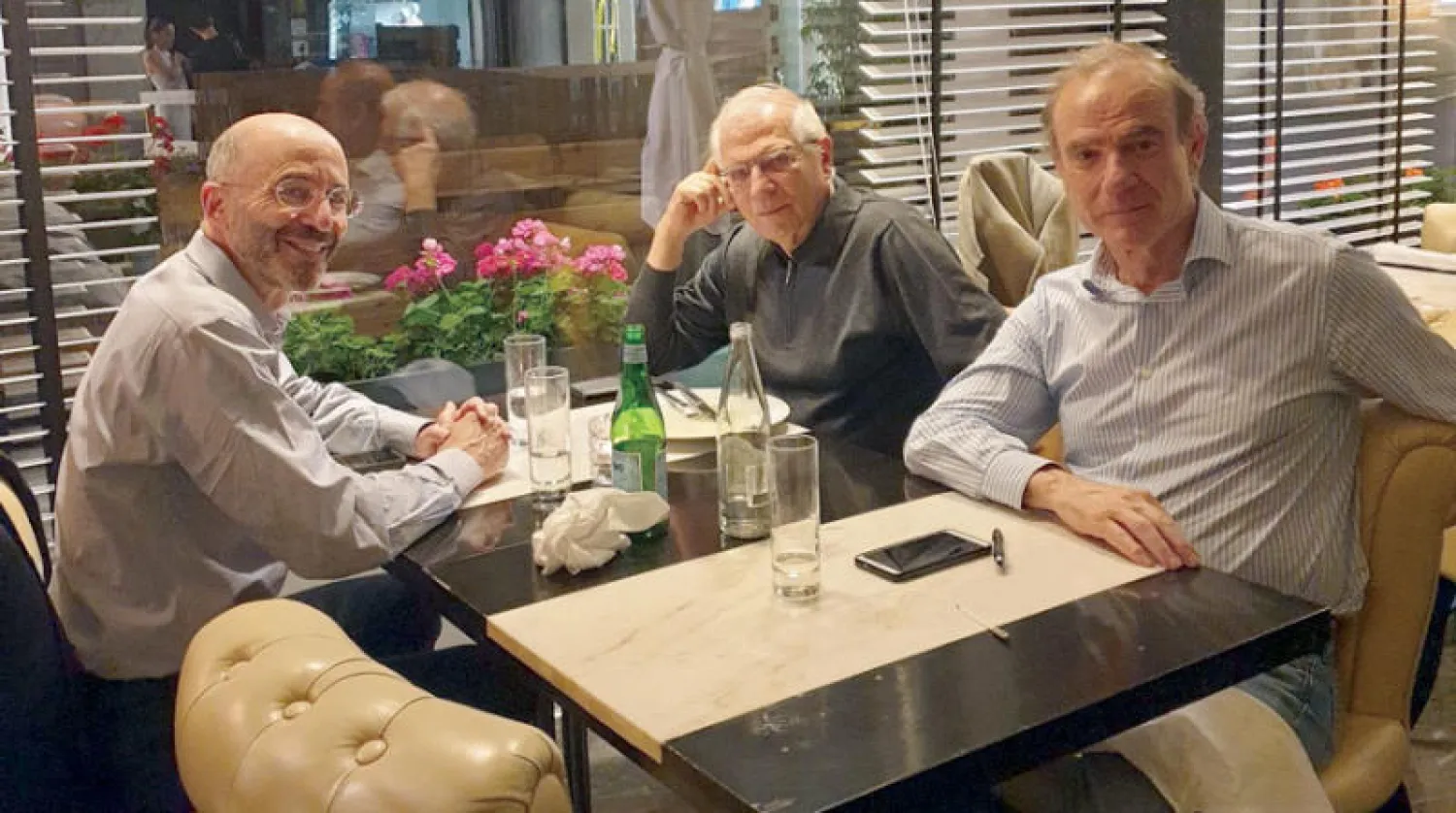 صورة نشرها مورا على تويتر من لقاء بوريل ومالي خلال عشاء عمل في بروكسل أول من أمس