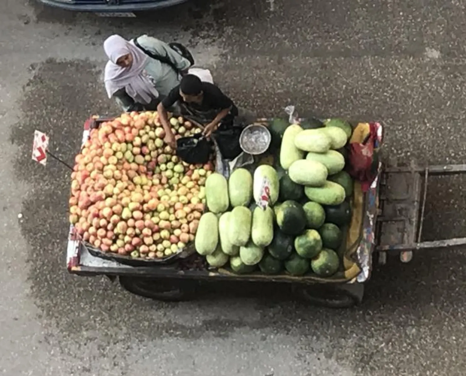 بائع للفاكهة في أحد شوارع مصر (الشرق الأوسط)