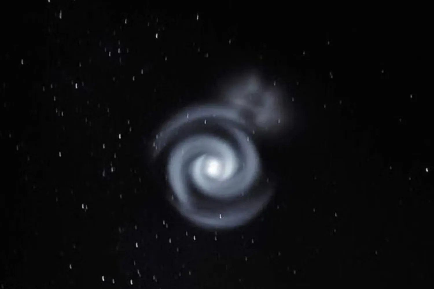 Pasifik'in bazı bölgelerinde daha parlak olduğu bildirilen sarmal, Fiji, Samoa, Yeni Kaledonya ve küçük Tokelau adasında da görüldü (@DuncanGray / Twitter)

