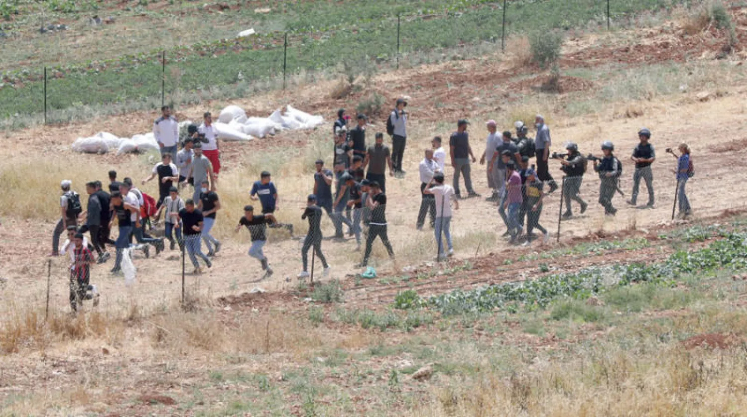 محتجون فلسطينيون قرب نابلس في الضفة الغربية يوم الجمعة (إ.ب.أ)