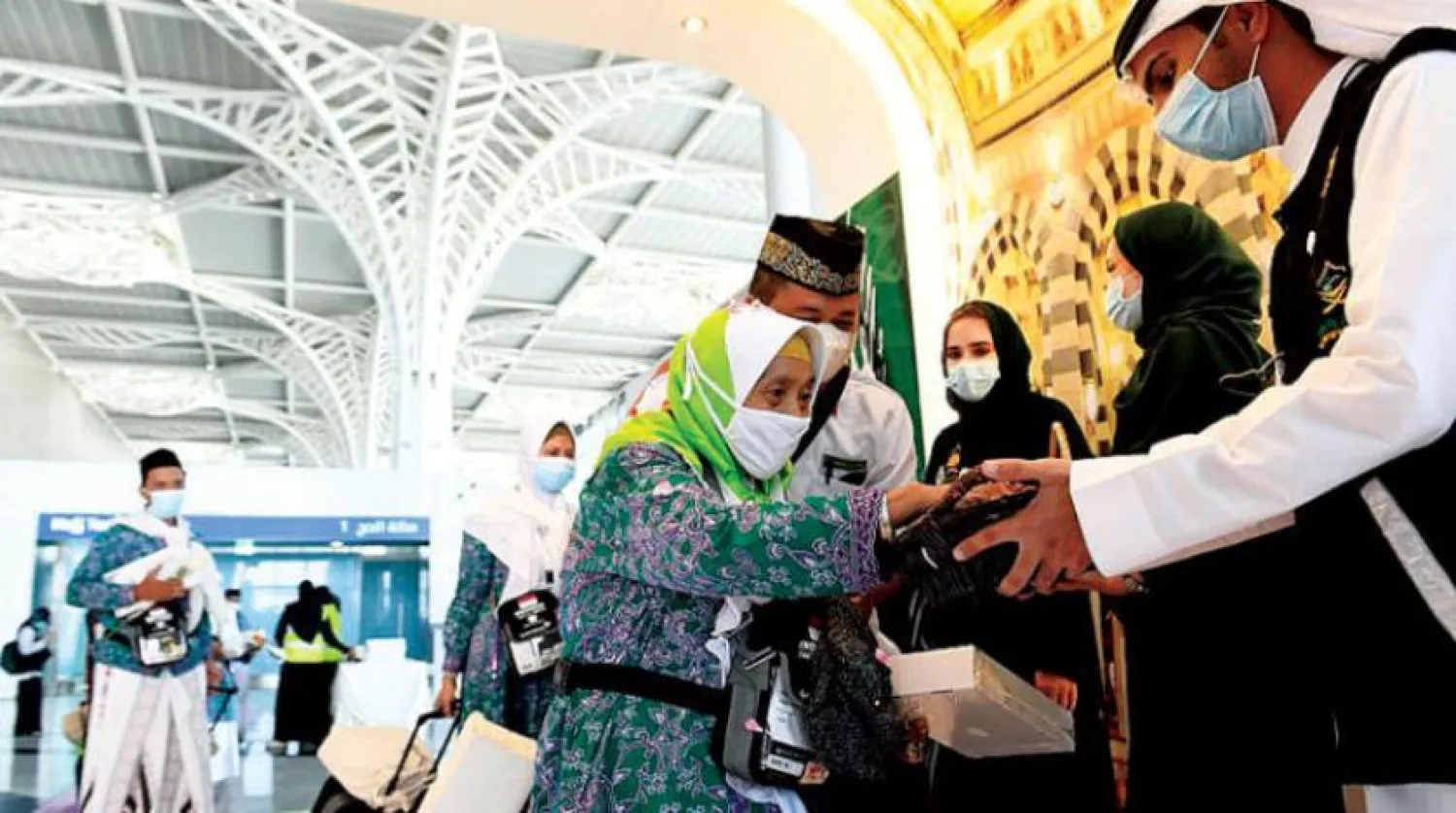 Pilgrims arrive from Malaysia at Madinah airport. Asharq Al-Awsat