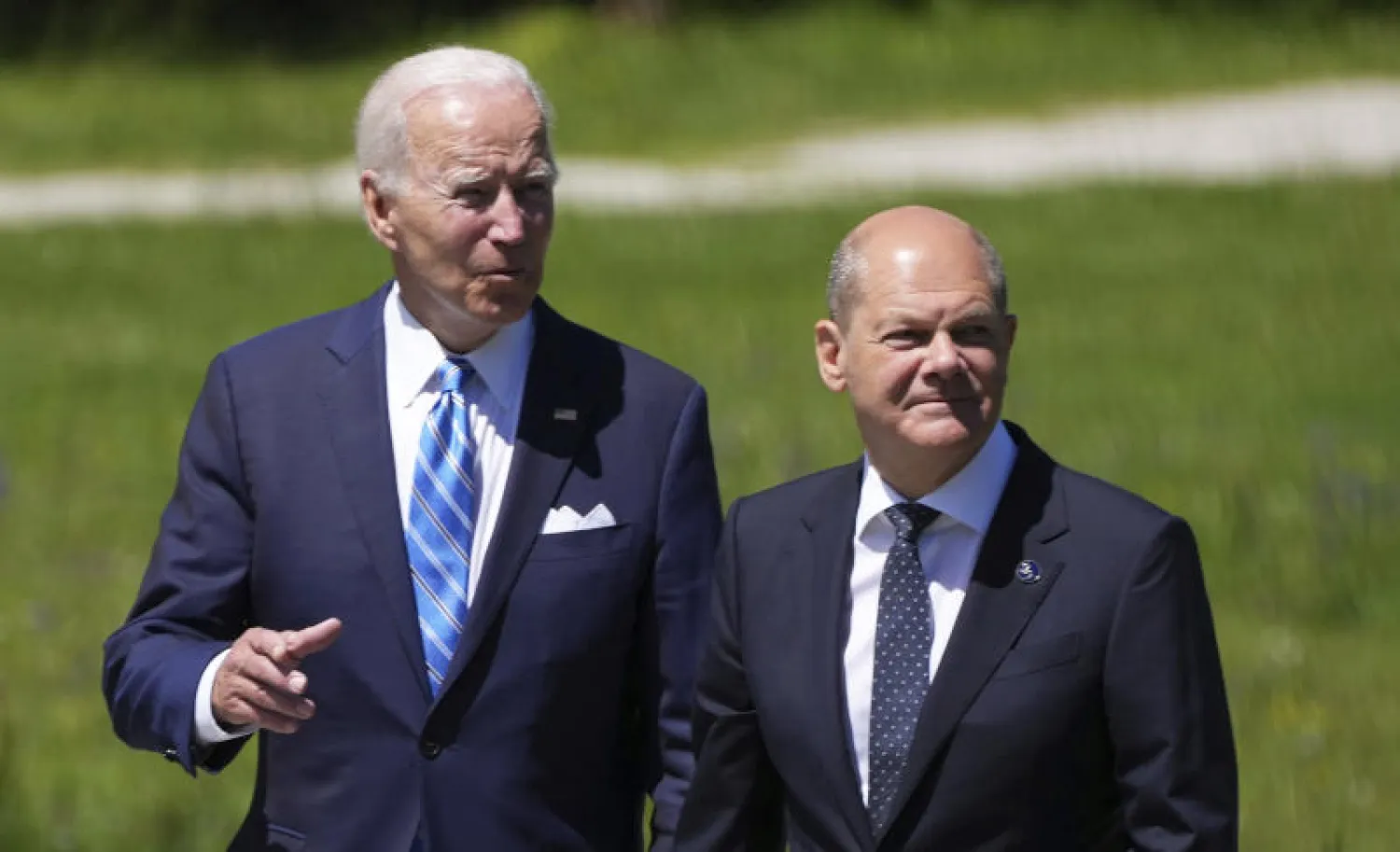 المستشار الألماني أولاف شولتس خلال استقباله الرئيس الأميركي جو بايدن (أ.ب)