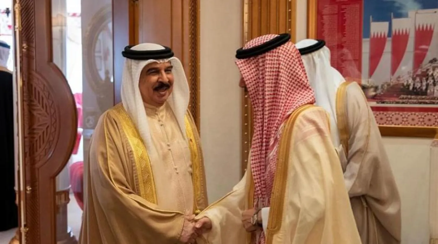 King of Bahrain Hamad bin Isa greets Saudi Foreign Minister Prince Faisal bin Farhan bin Abdullah. (SPA)