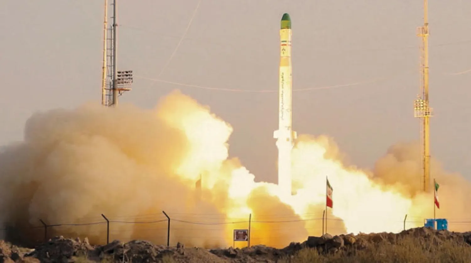 إطلاق صاروخ حامل للأقمار الصناعية من مكان مجهول في إيران أمس (أ.ف.ب)