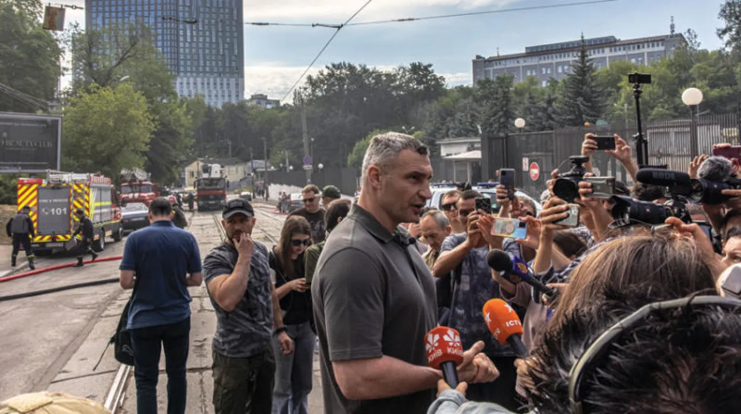 عمدة كييف يتحدث من موقع الغارات الروسية في العاصمة الأوكرانية أمس (إ.ب.أ)