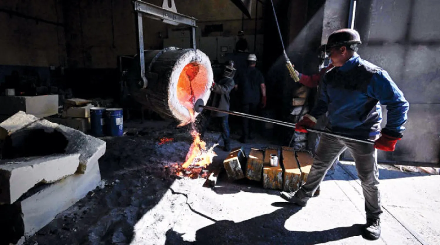 عامل في مسبك «بيرديانسك للمعادن» في مدينة بيرديانسك الأوكرانية (أ.ف.ب)