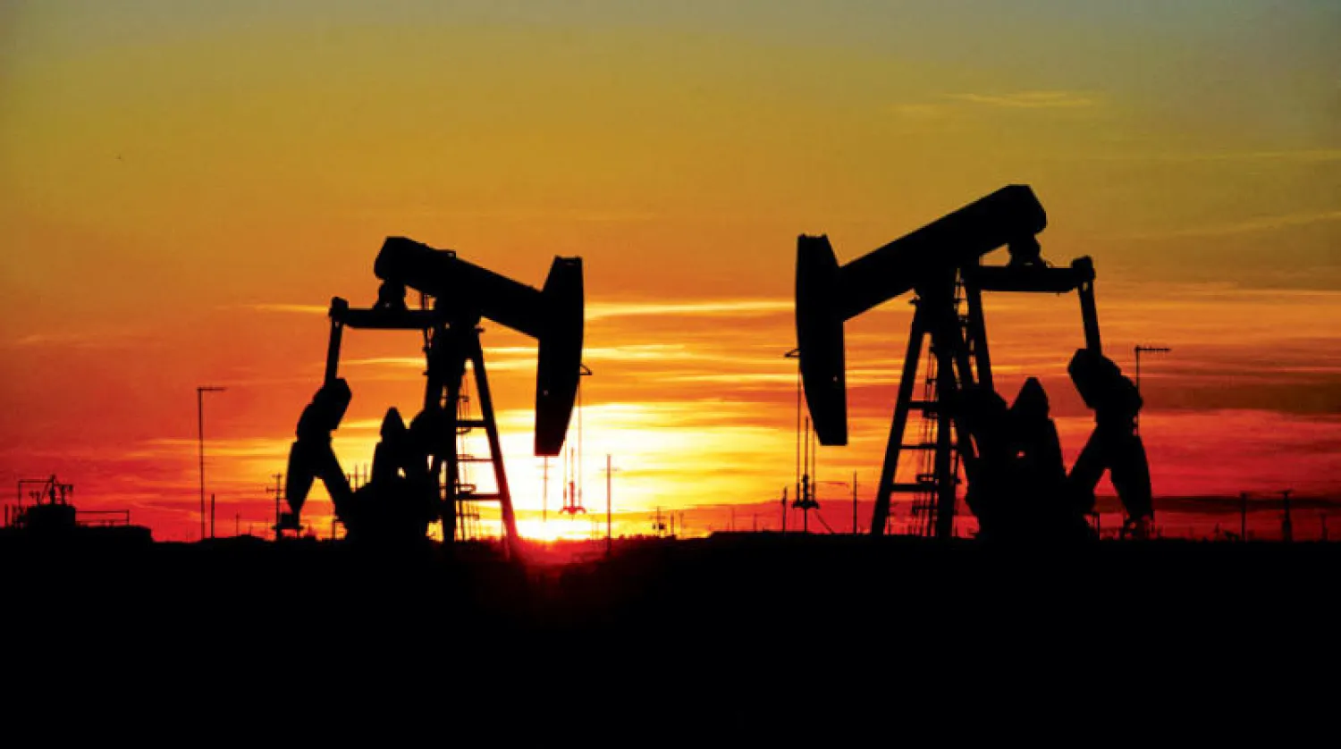 حفارات تعمل في أحد حقول النفط في ولاية تكساس الأميركية (رويترز)