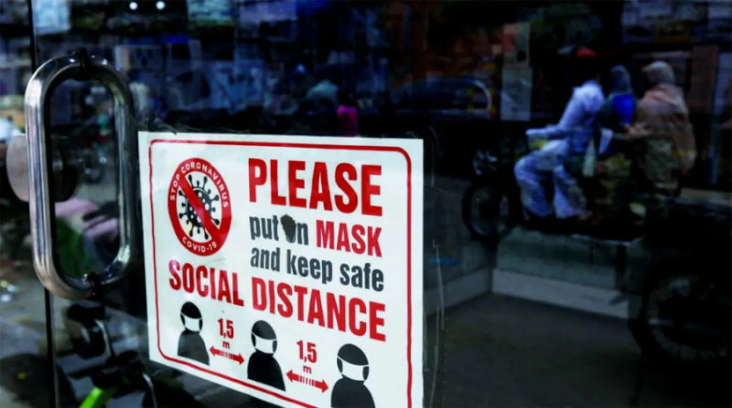 صورة من إجراءات الوقاية في كراتشي الباكستانية بعد ارتفاع الإصابات بـ«كورونا» مجدداً (رويترز)