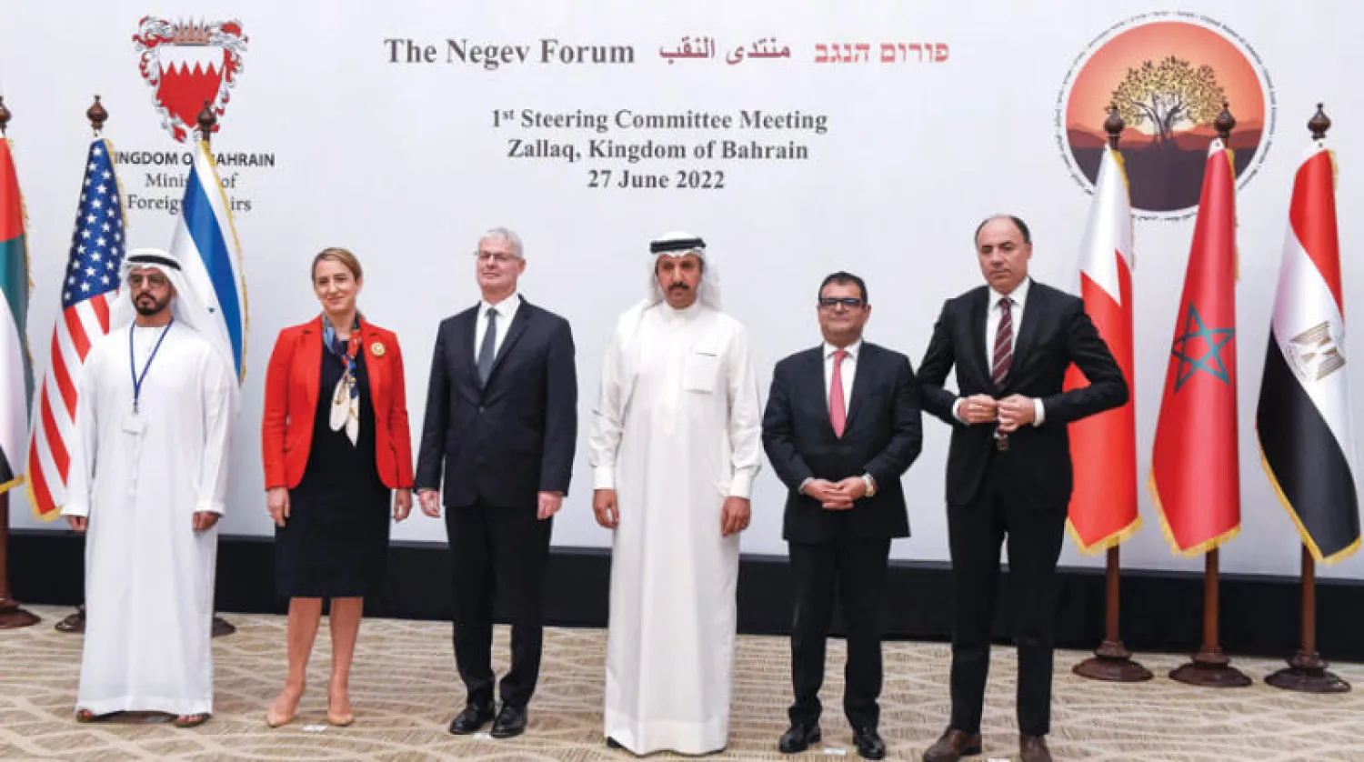دبلوماسيون من الولايات المتحدة وإسرائيل وأربع دول عربية قبل الاجتماع الأول لمنتدى النقب في المنامة أمس (أ.ف.ب)