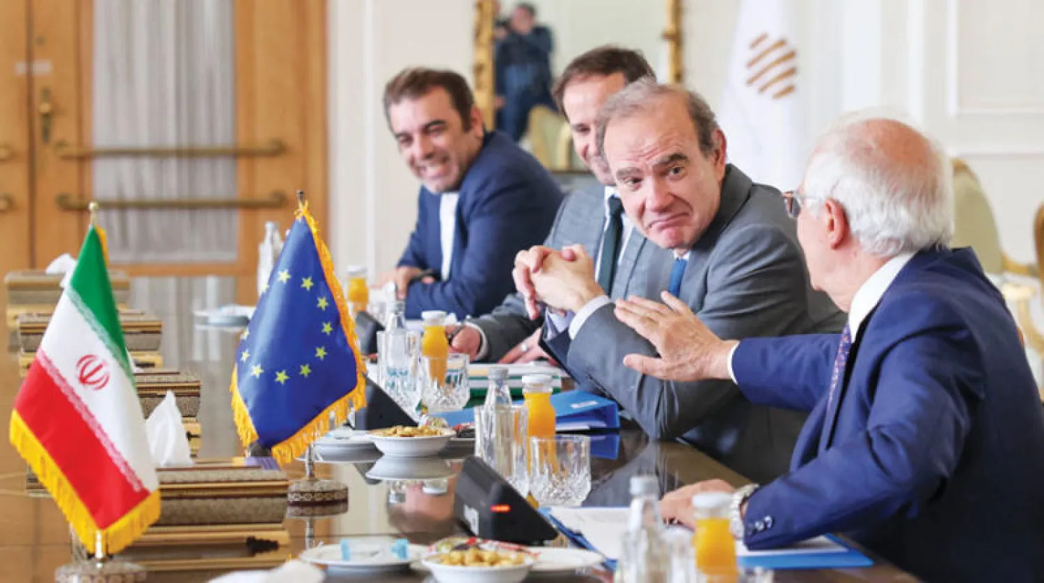 بوريل يتحدث إلى نائبه إنريكي مورا منسق المحادثات النووية في طهران السبت الماضي (أ.ف.ب)