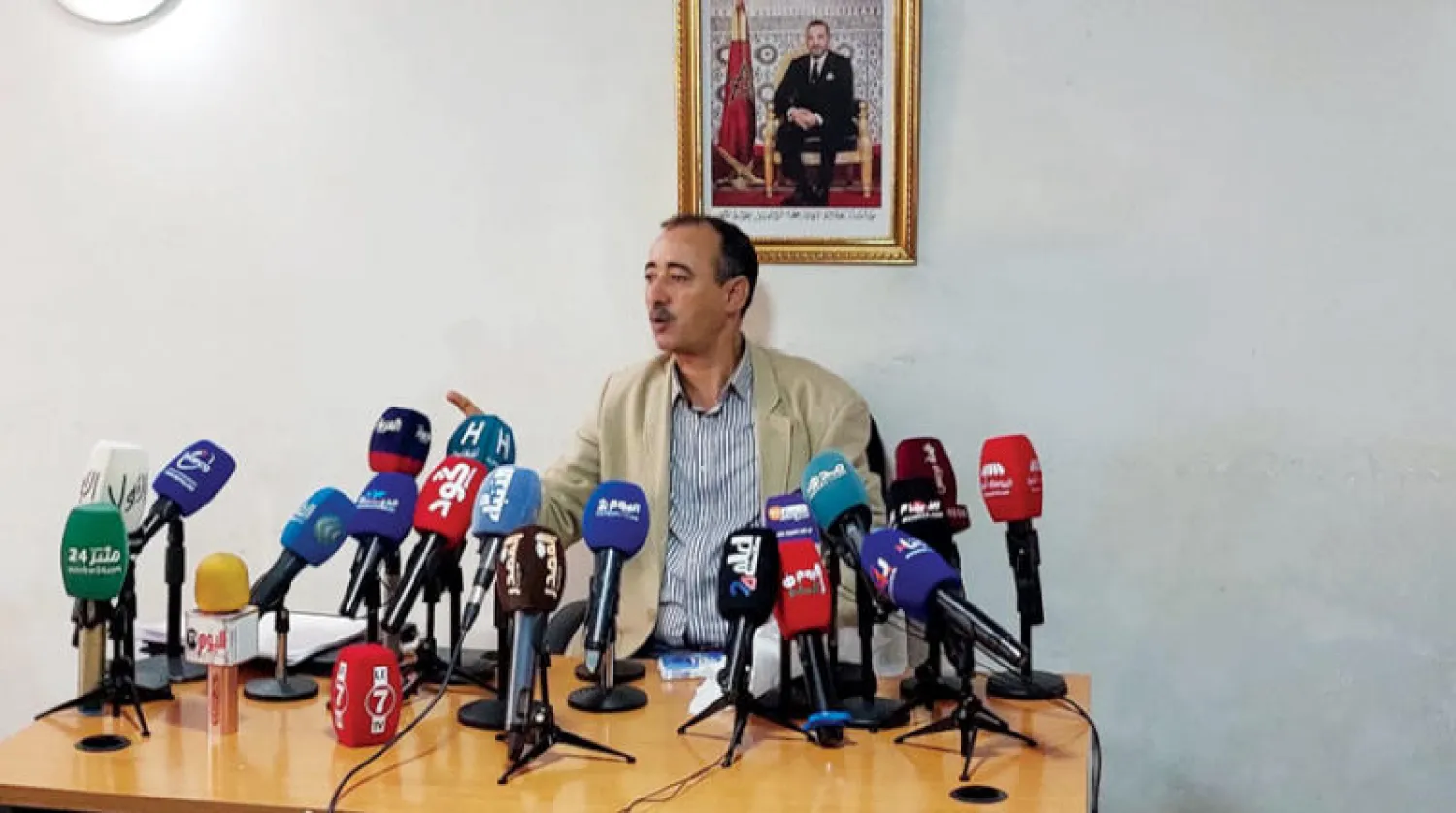 والد المغربي المحكوم بالإعدام في دونيتسك خلال مؤتمر صحافي أمس بالرباط أمس (الشرق الأوسط)