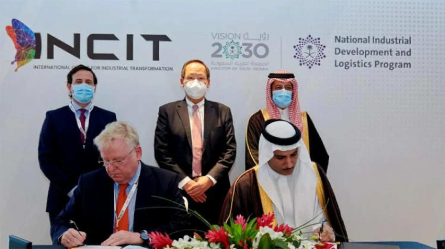 INCIT CEO, Raimund Klein (left) and NIDLP CEO, Suliman Almazroua signing an agreement for Industrial Transformation (INCIT) to drive the adoption of the Industry 4.0 focused and Singapore-developed Smart Industry Readiness Index (SIRI) throughout the Kingdom. (Asharq Al-Awsat)