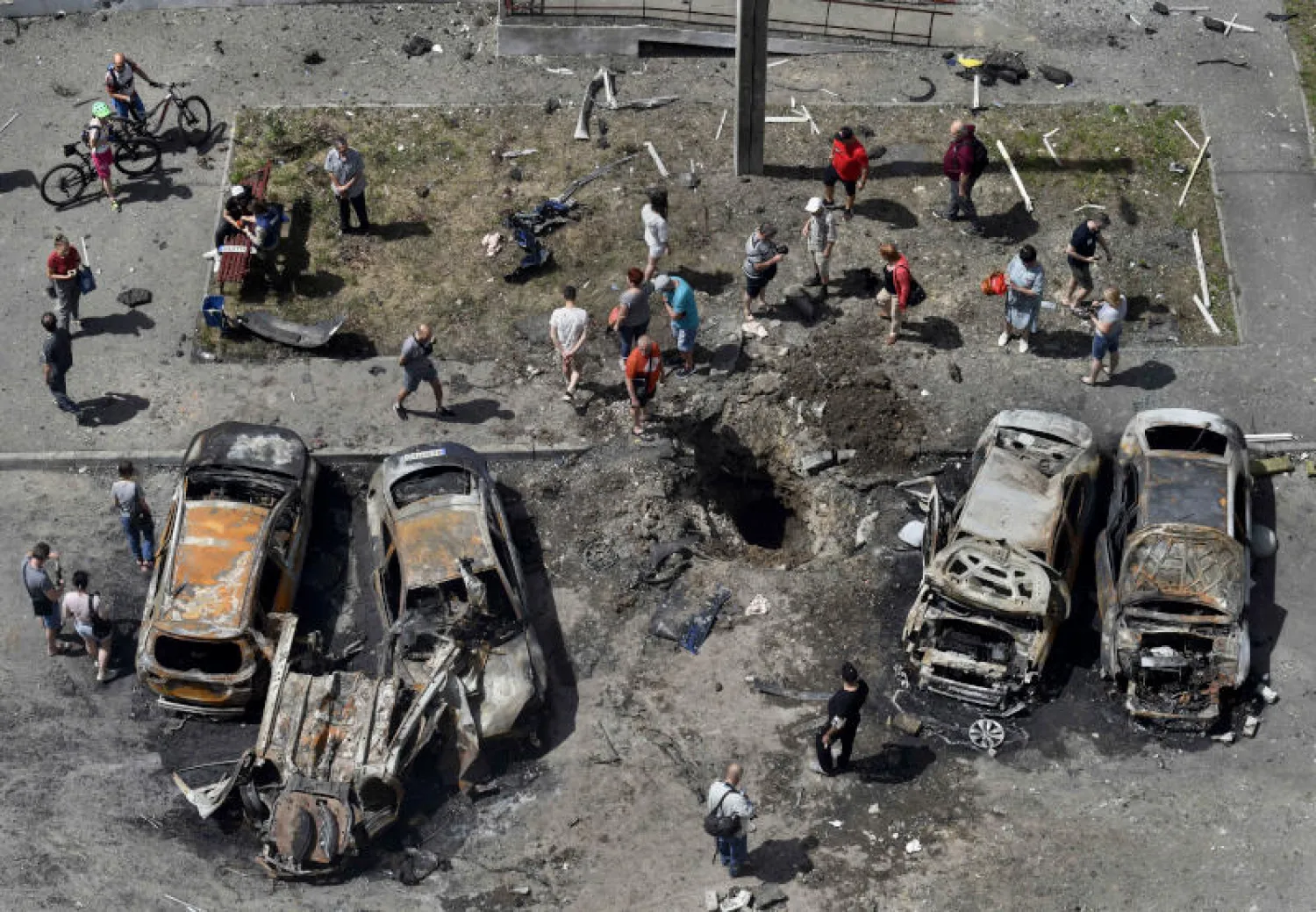 دمار خلفته ضربة صاروخية روسية في خاركيف (د.ب.أ)