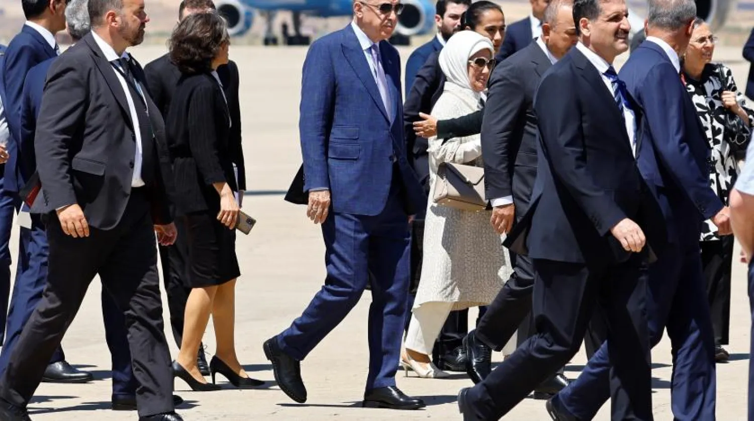 Cumhurbaşkanı Recep Tayyip Erdoğan, Madrid'deki Torrio Hava Kuvvetleri Üssü'ne gelişinde (AP)